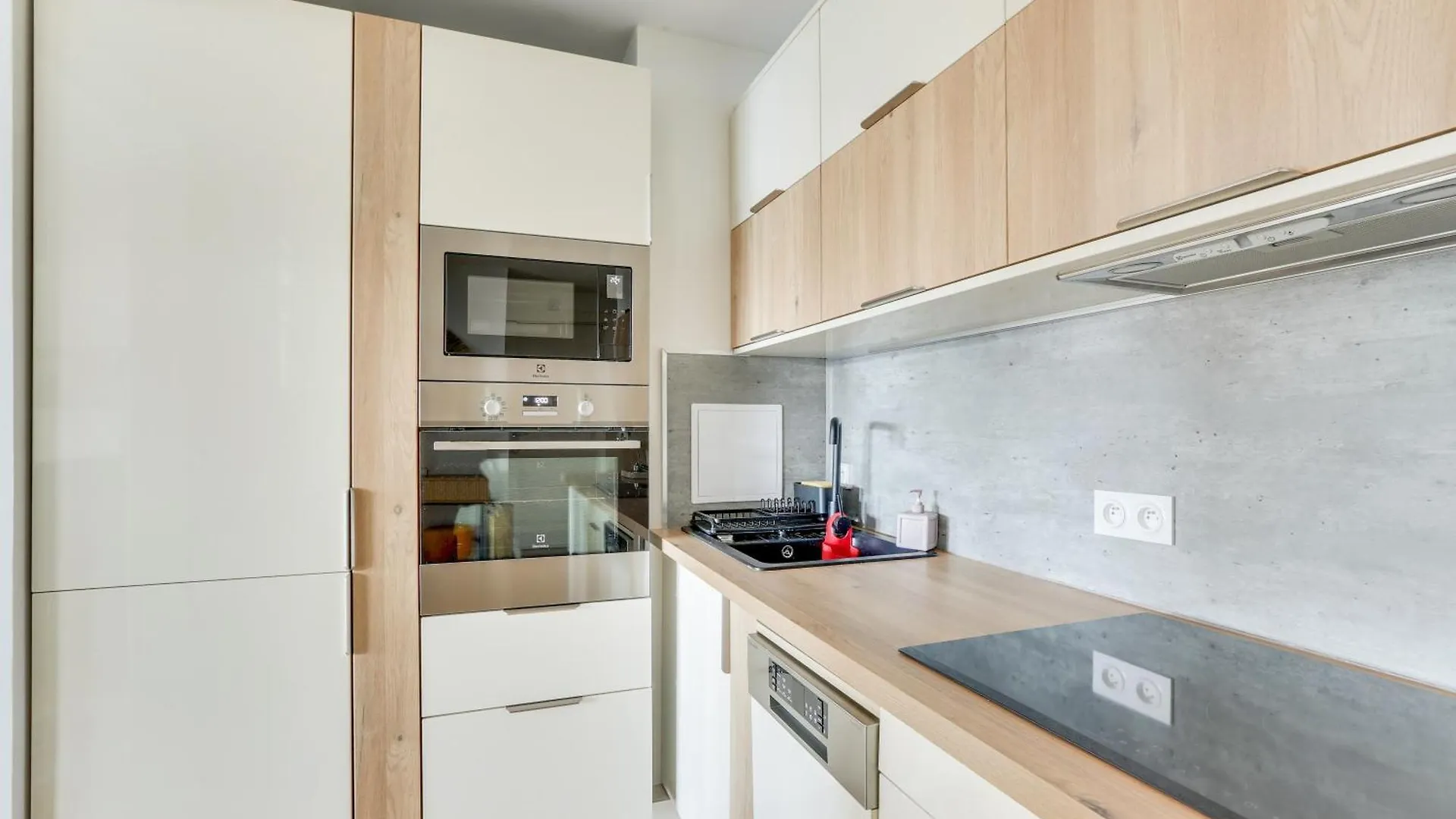 Luxury With Eiffel Tower View, 1 Min Metro, Parking