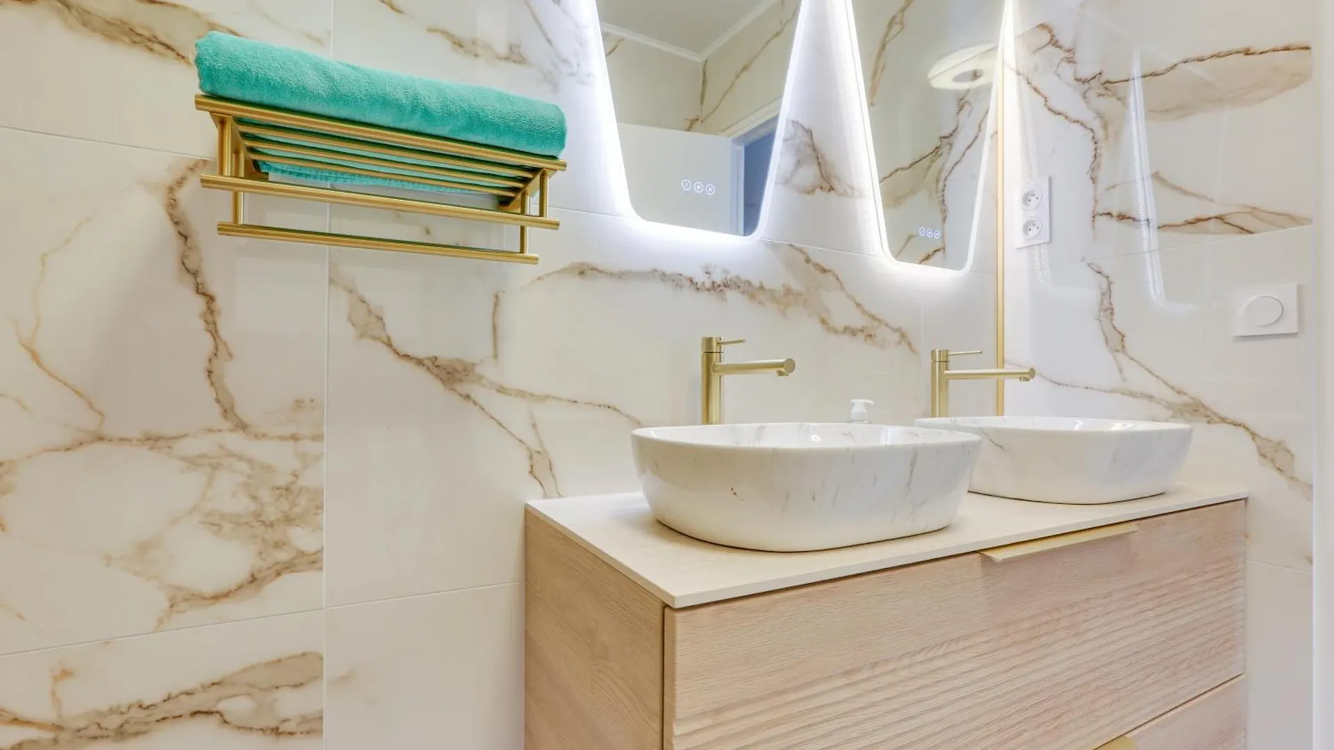 Luxury With Eiffel Tower View, 1 Min Metro, Parking Paryż
